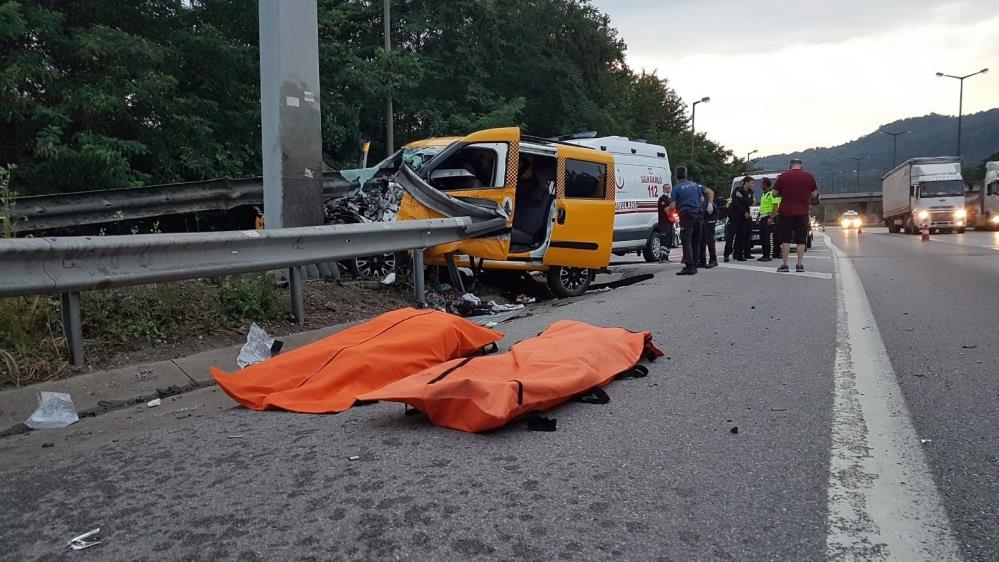 Taksi, bariyerlere ok gibi saplandı: 2 ölü