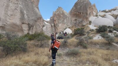 Fotoğraf çekmek isteyen turist, kayalıklara sıkıştı