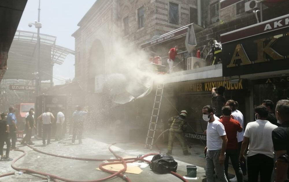 Bursa’da büyük panik! Kapalıçarşı’da yangın çıktı!