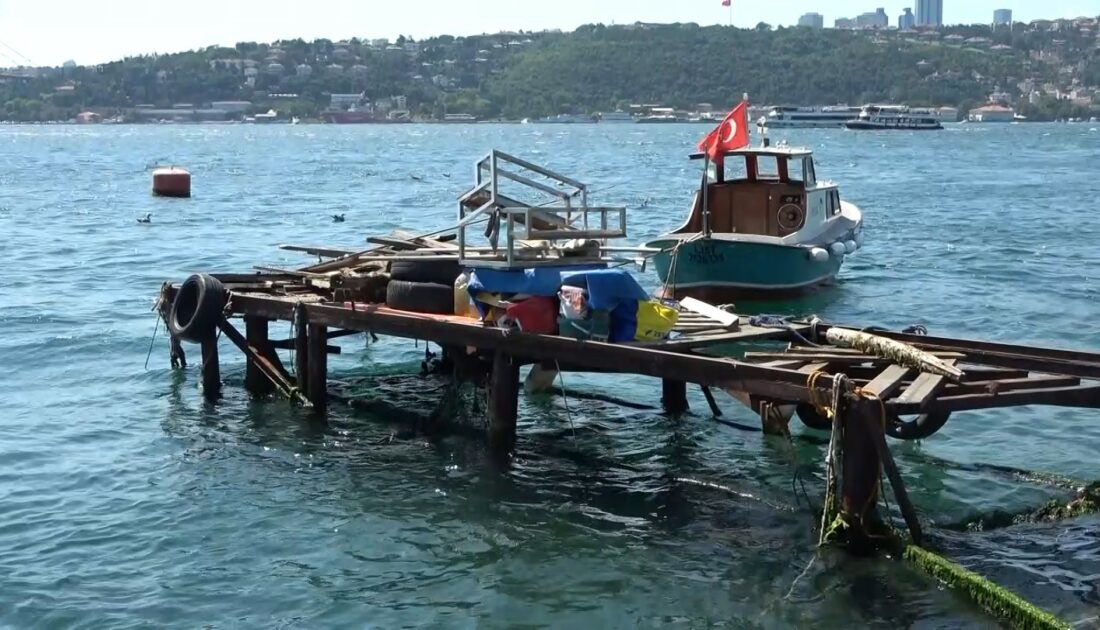 Savaş gemisi Boğaz’dan geçti, dalgası iskeleyi yıktı