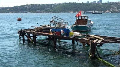 Savaş gemisi Boğaz’dan geçti, dalgası iskeleyi yıktı