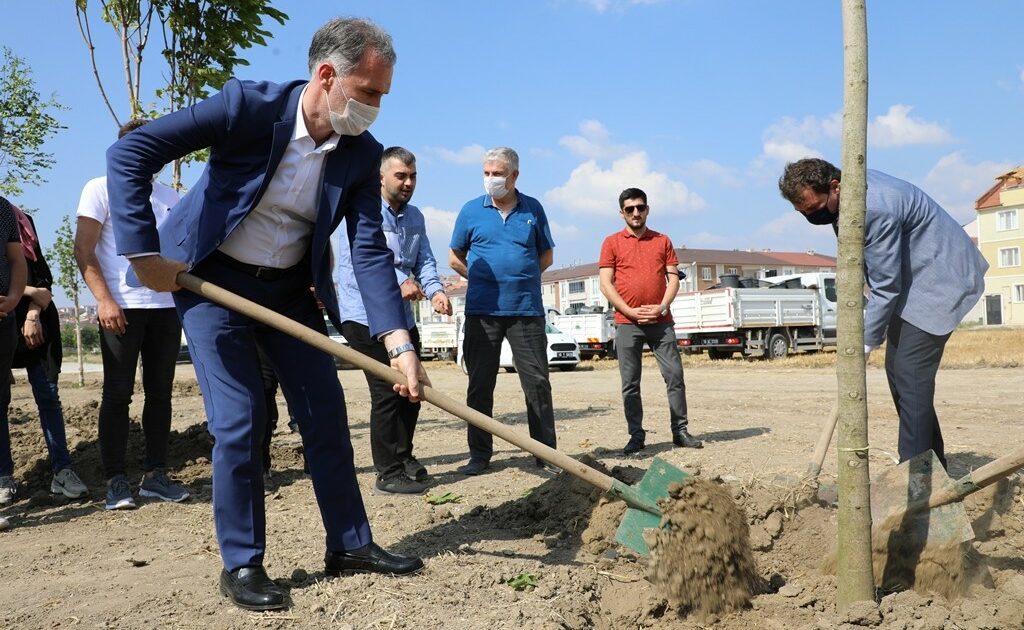 İnegöl’de 251 şehit anısına 251 ağaç toprakla buluştu