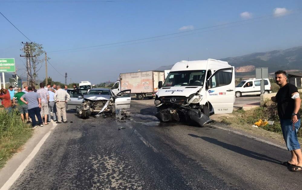 Bursa’da kaza! Araç hurdaya döndü, anne-kız yaralandı