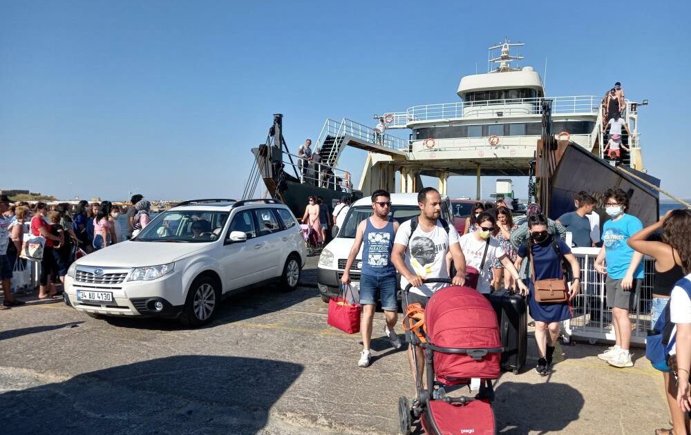 Bozcaada’ya ziyaretçi akını! Adım atacak yer kalmadı