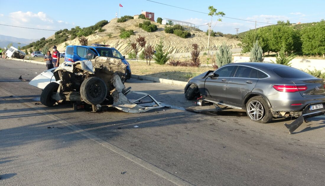 Otomobilin çarptığı minibüs ikiye ayrıldı