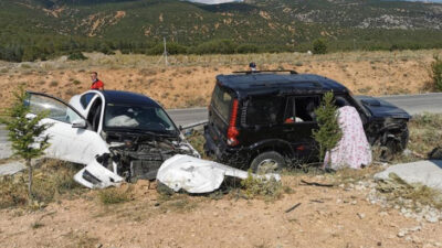 Otomobiller kafa kafaya çarpıştı: 1 kişi öldü, 2 kişi yaralandı