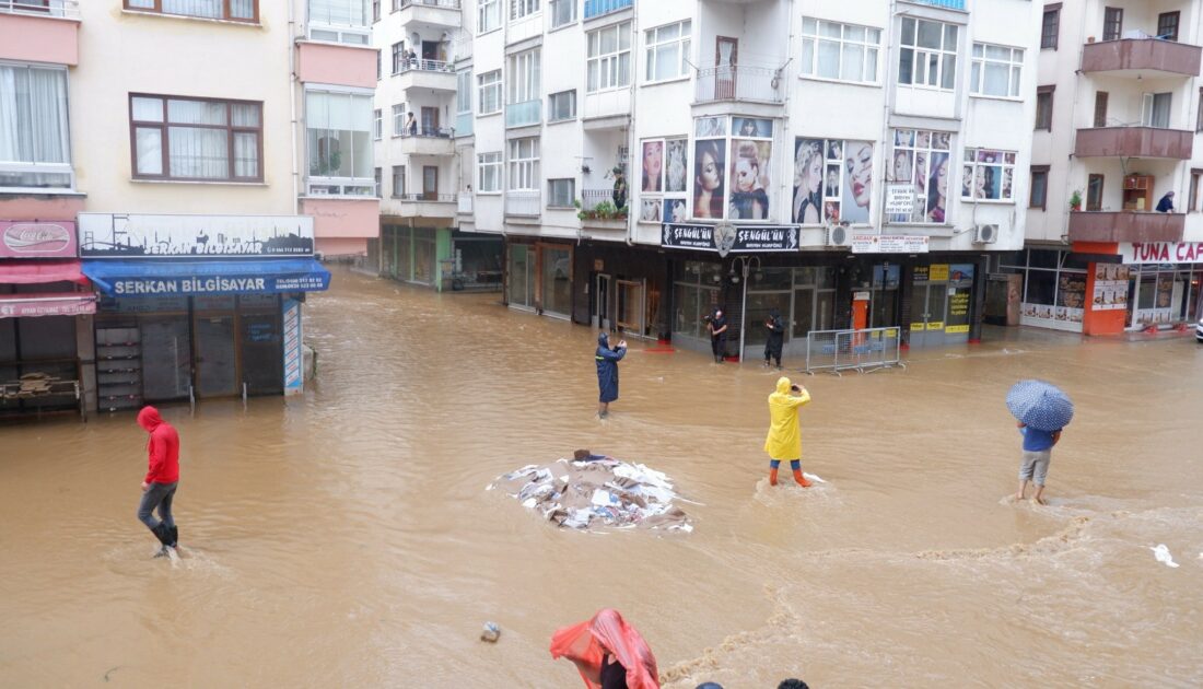 Artvin’de beklenen yağış başladı, sokaklar göle döndü