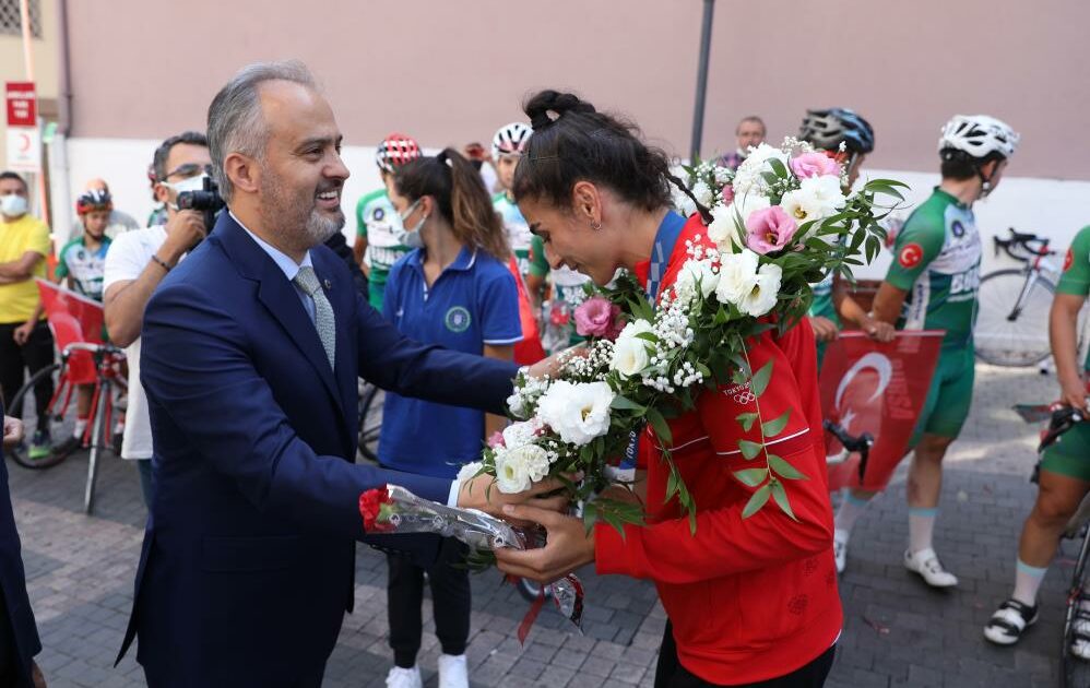 Olimpiyatlarda tarih yazan İlgün’e Bursa’da coşkulu karşılama