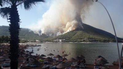 Bir yanda yangın paniği, bir yanda deniz keyfi