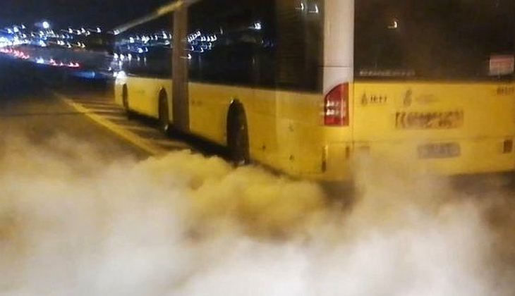 Metrobüste yangın paniği! Yolcular indirildi…