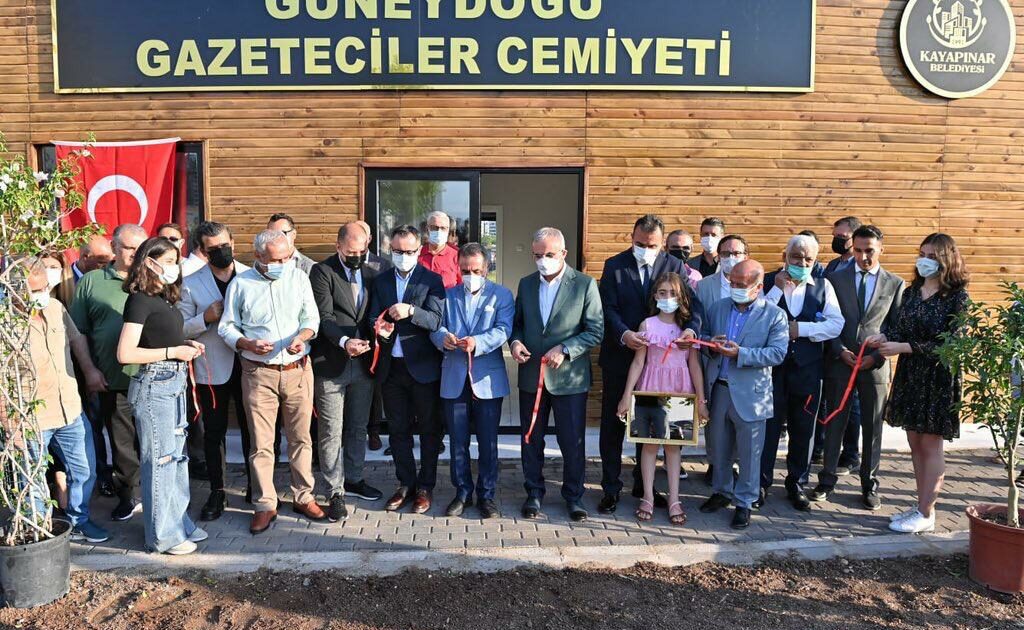 Başarılı gazetecilere ödüllerini Vali Karaloğlu verdi