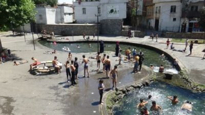 Sıcaklar bunalttı, havuzlar doldu taştı