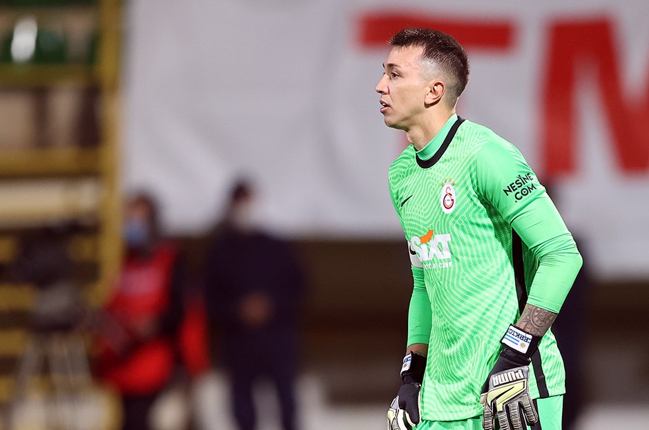 Muslera PSV maçında sahada