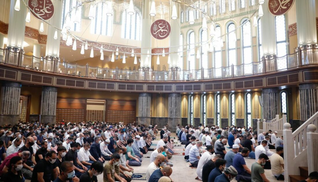 Taksim Camii’nde ilk bayram namazı kılındı