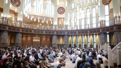 Taksim Camii’nde ilk bayram namazı kılındı