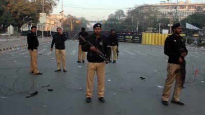 Pakistan’da polise el bombalı saldırı: 1 ölü, 2 yaralı