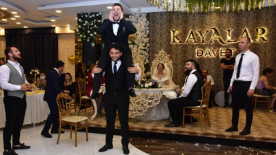 ‘Evet’ demek için arkadaşlarına danışınca nikah memuru işi zorlaştırdı