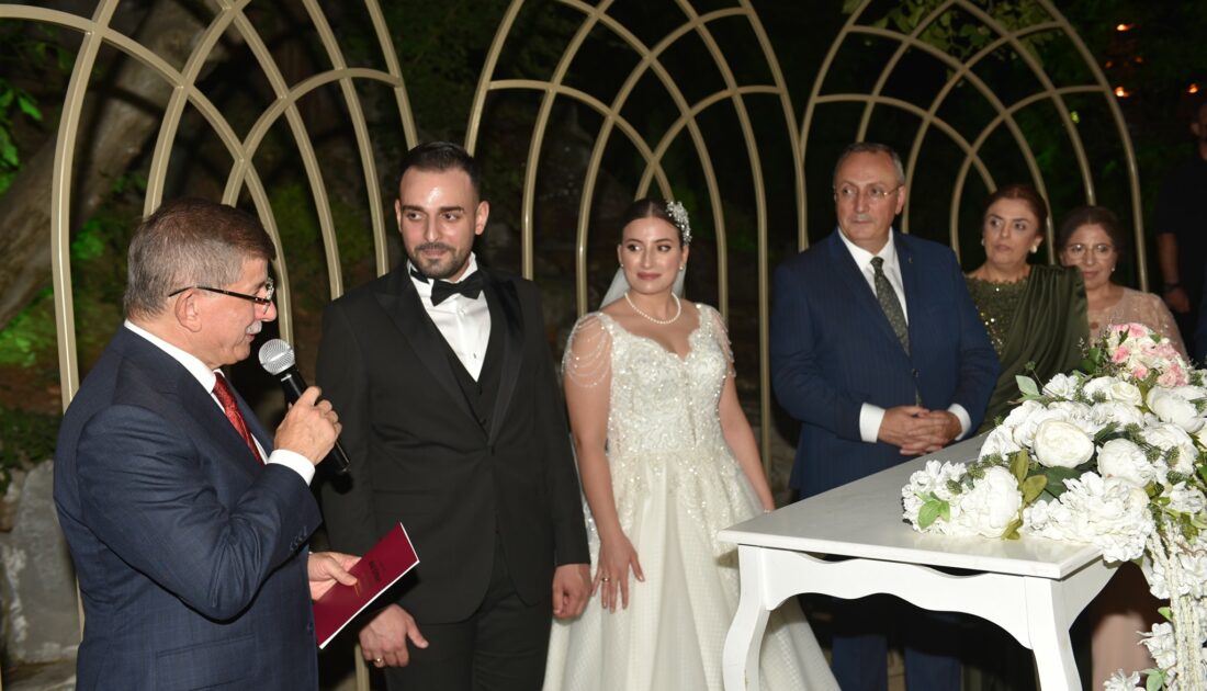 Davutoğlu Bursa’da nikah şahidi oldu!