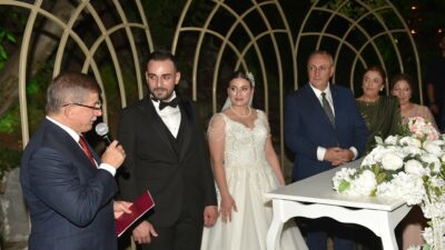 Davutoğlu Bursa’da nikah şahidi oldu!