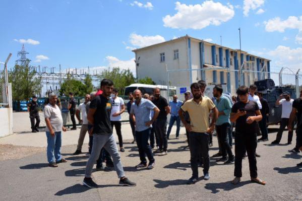 Şanlıurfa’da çiftçilerin elektrik isyanı: Yolu kapattılar