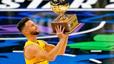 Stephen Curry’den tarihi imza!