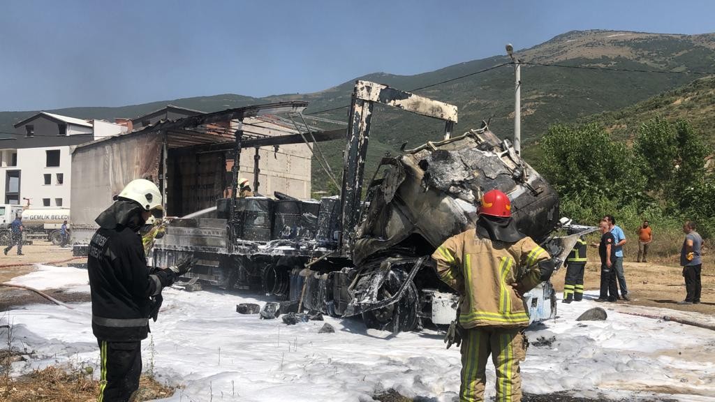 Bursa’da devrilen TIR alev topuna döndü