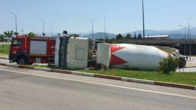 Bursa’da beton mikseri devrildi, sürücü ölümden döndü