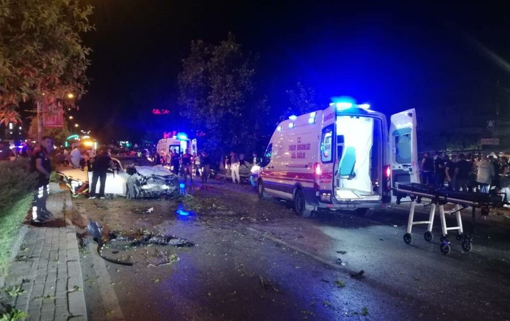 İzmir’de polis aracı ile otomobil çarpıştı: 1 şehit, 1’i polis 4 yaralı