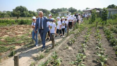 Çocuklar bostanı Başkan Erdem’le gezdi