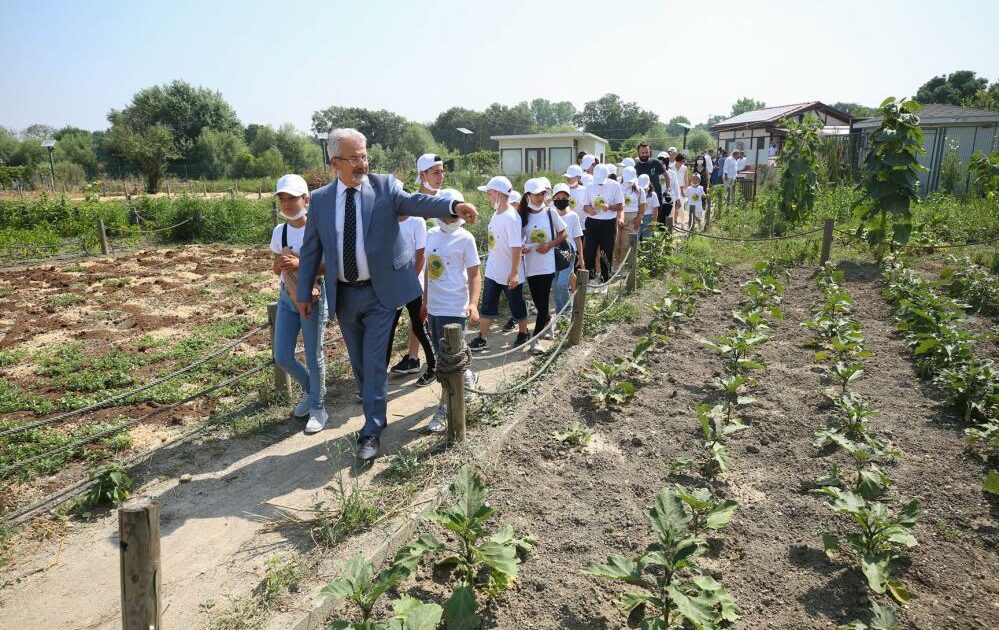 Çocuklar bostanı Başkan Erdem’le gezdi