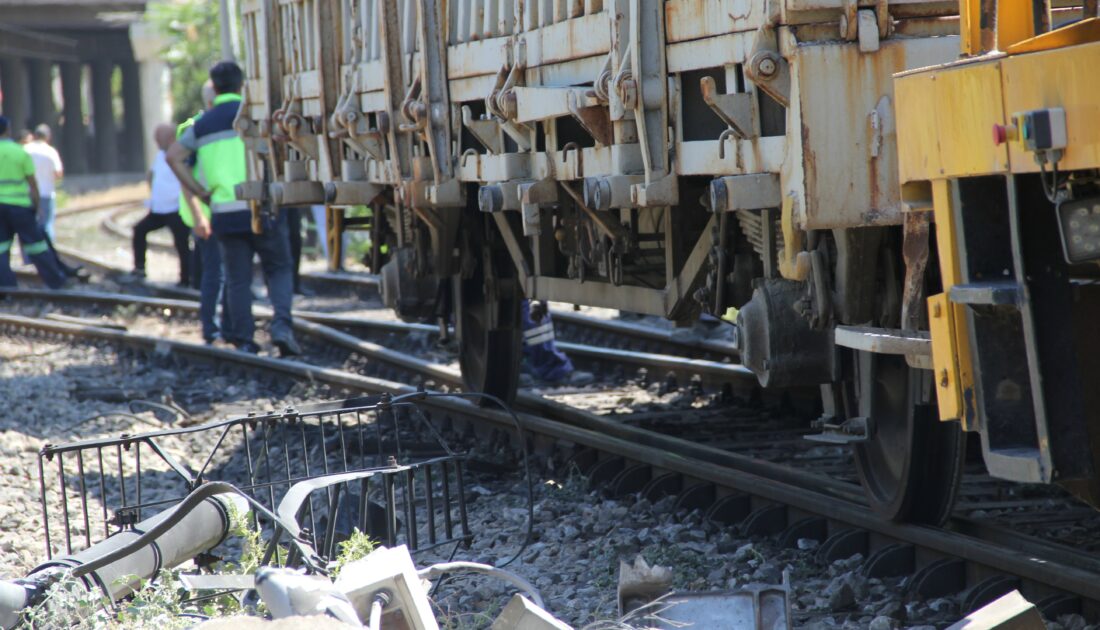 İzmir’de yük treni raydan çıktı