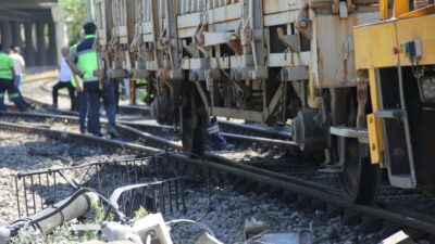 İzmir’de yük treni raydan çıktı