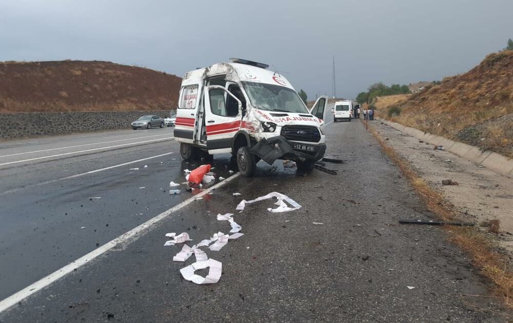 Ambulans kaza yaptı: 3 yaralı