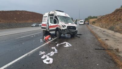 Ambulans kaza yaptı: 3 yaralı