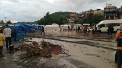 Mevsimlik tarım işçilerini sel vurdu