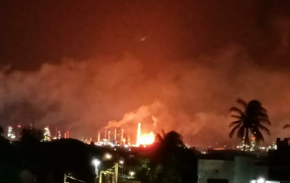 Petrol rafinerisinde yangın çıktı