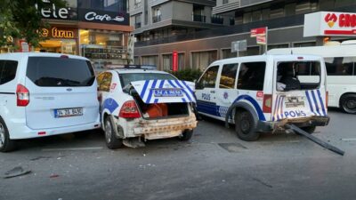 Servis minibüsü 3 polis aracına çarptı, faciadan dönüldü