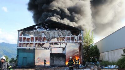 Eski parke fabrikası alevlere teslim oldu, siyah dumanlar gökyüzünü kapladı