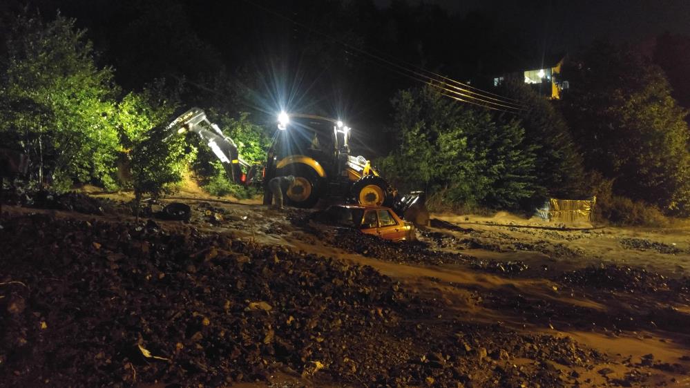 Kastamonu yolunda heyelan nedeniyle iki araç toprak altında kaldı