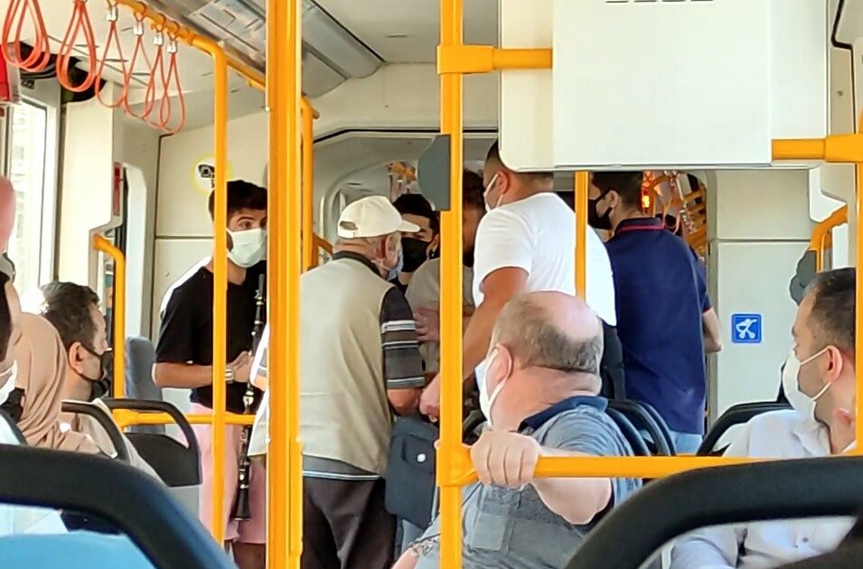 Bursa metrosunda ‘müzik’ tartışması