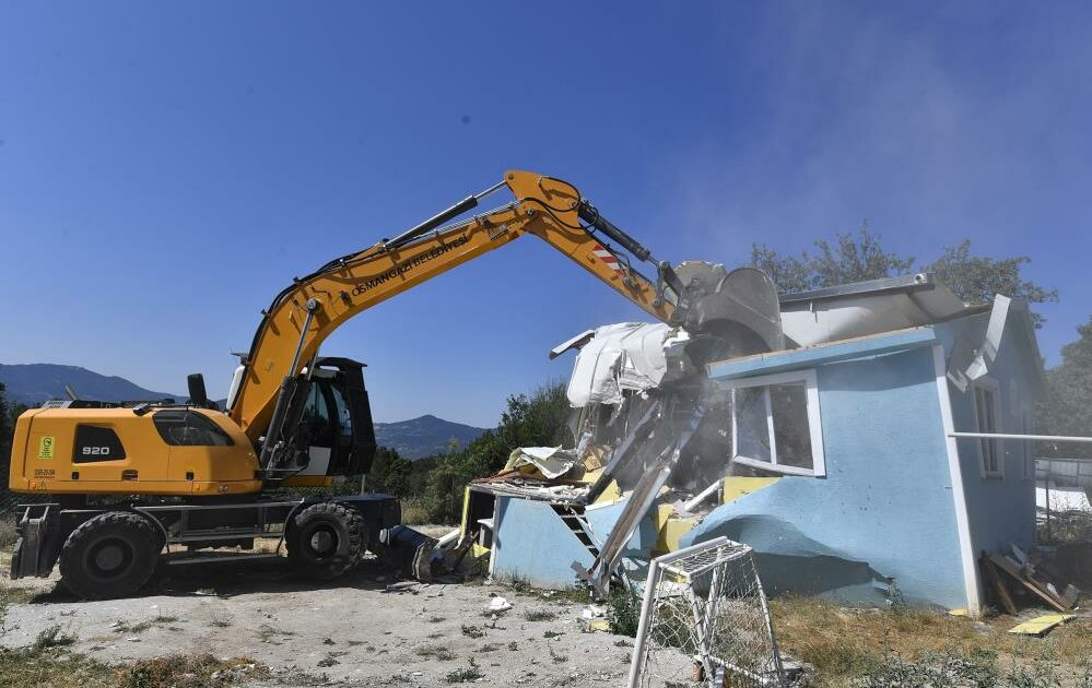 Bursa’da orman arazilerine yapılan kaçak evler yıkıldı