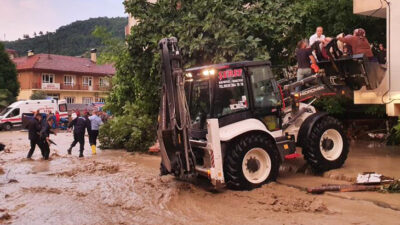 Savaş alanına dönen ilçede mahsur kalanlar kepçe ile kurtarılıyor