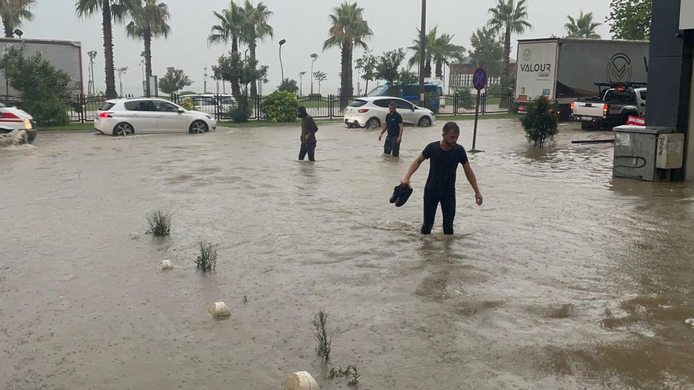 Ordu’da sel: Karadeniz Sahil Yolu ulaşıma kapandı, iş yerlerini su bastı