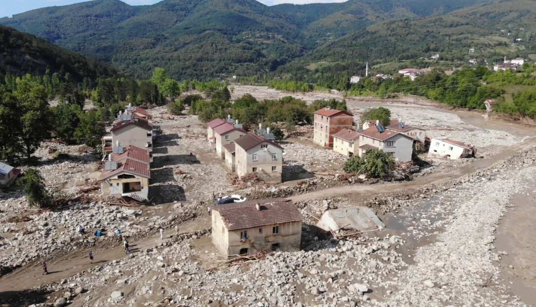 Evler harabeye döndü… Köyü sel vurdu!