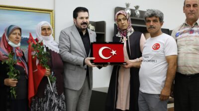 Evlat nöbetindeki aileler Diyarbakır yürüyüşü öncesi Başkan Sayan’la bir araya geldi