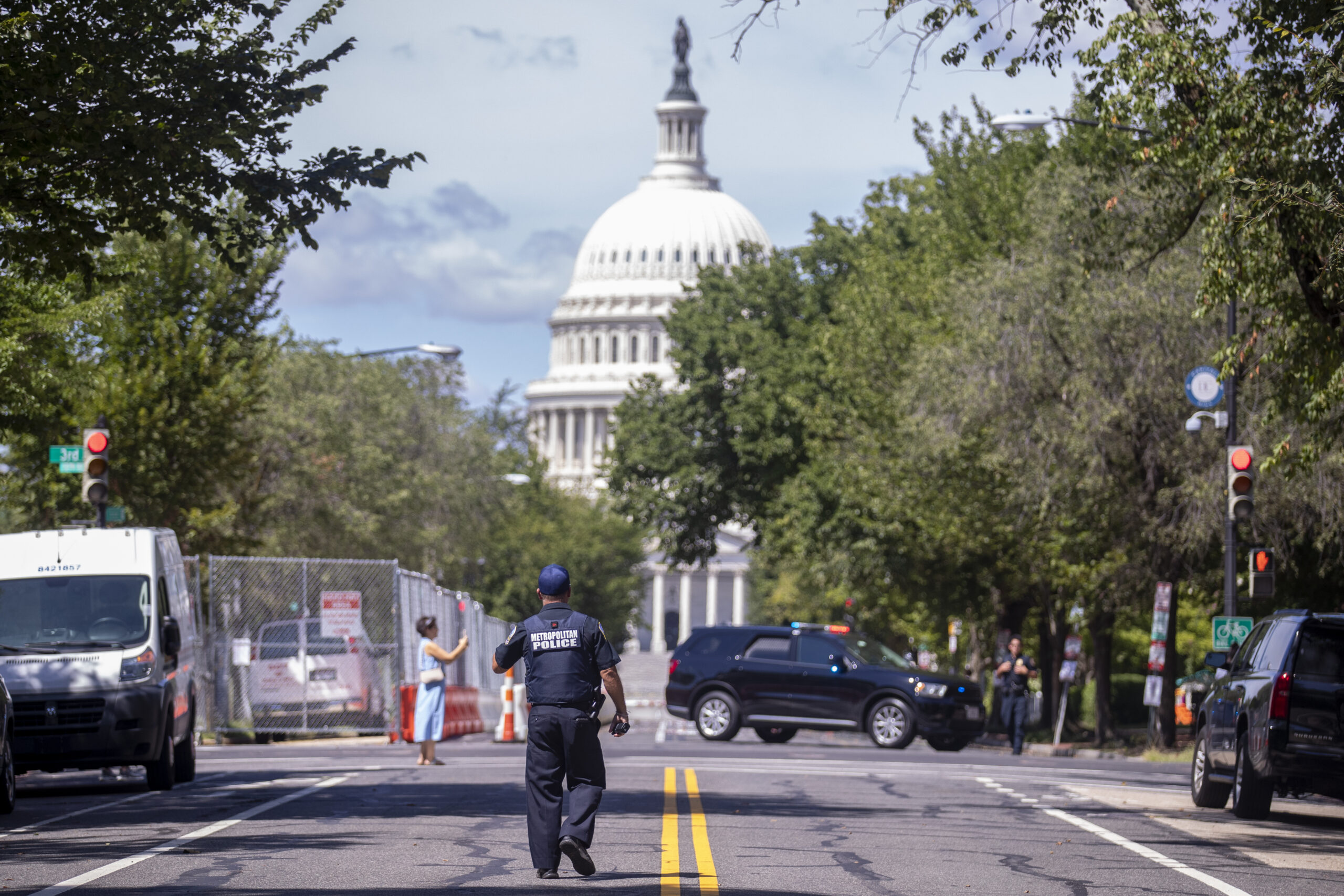 Полиция США 2021. Полиция Капитолия. Полиция США эвакуировала Капитолий из-за угрозы правительству. Реконструкция Капитолия в Вашингтоне.