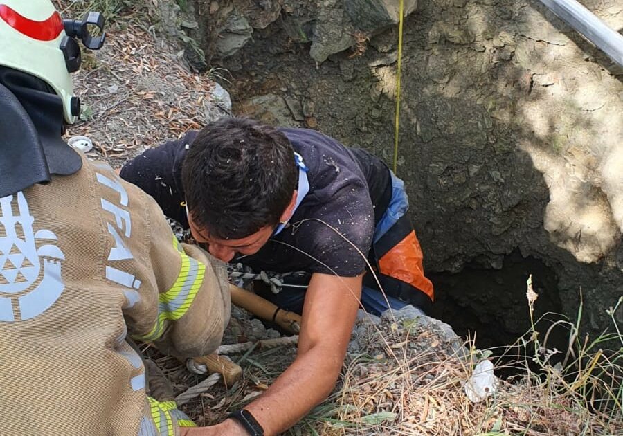 Fotoğraf çektirmek isterken definecilerin kazdığı çukura düştü