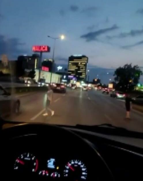 Bursa’da ‘ölümüne’ geçiş! Yoğun trafiğin ortasında yola atladılar…