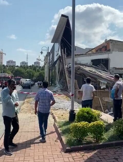 İstanbul’da sanayi sitesinde bir bina çöktü!