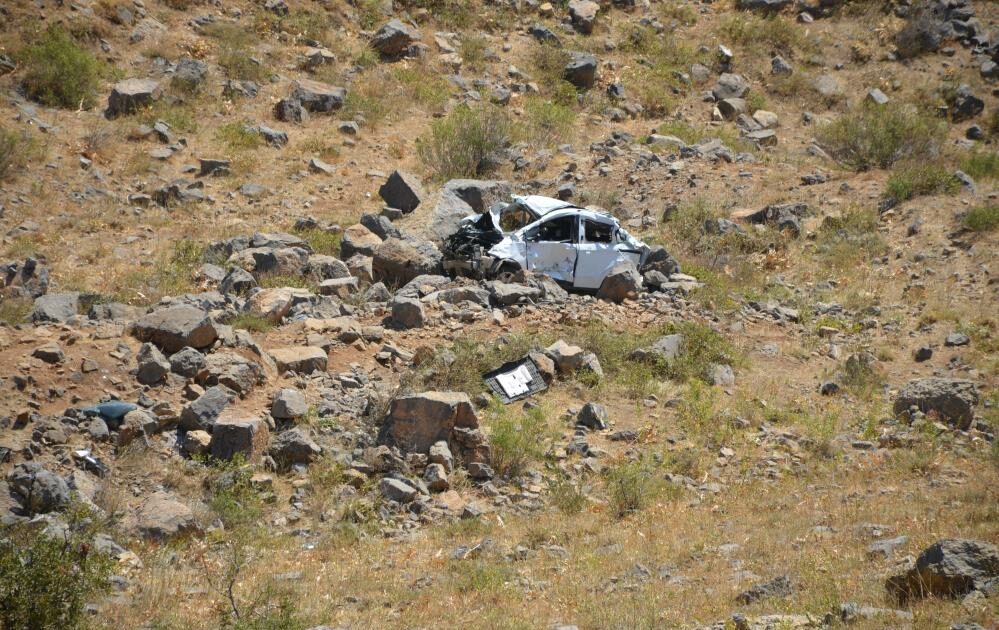 Kahreden kaza! Düğüne giden araç şarampole uçtu; 2 ölü